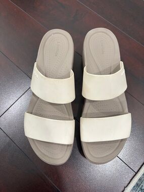CROCS Womens Double-Band Slide Sandals in Beige/Taupe